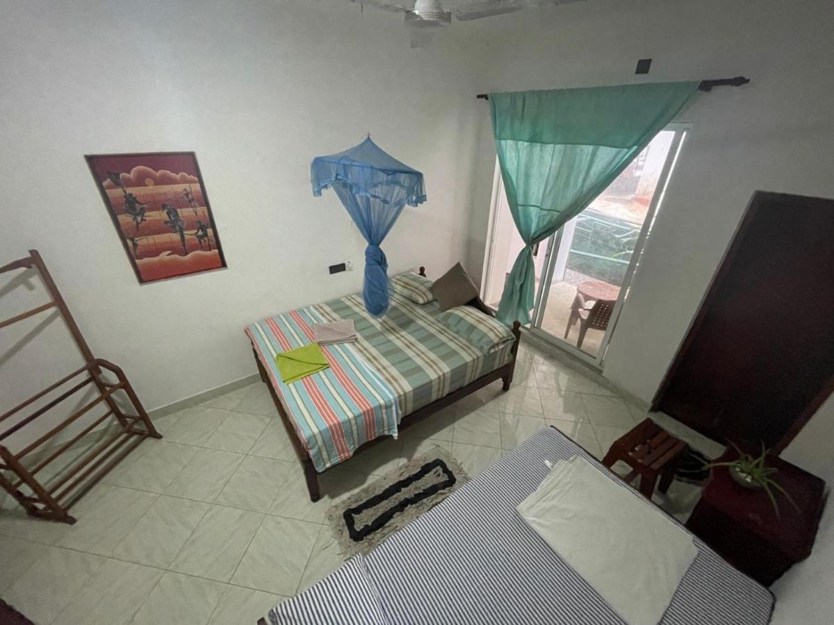Happy Tuna Guesthouse ฮิกคาดูวา ภายนอก รูปภาพ